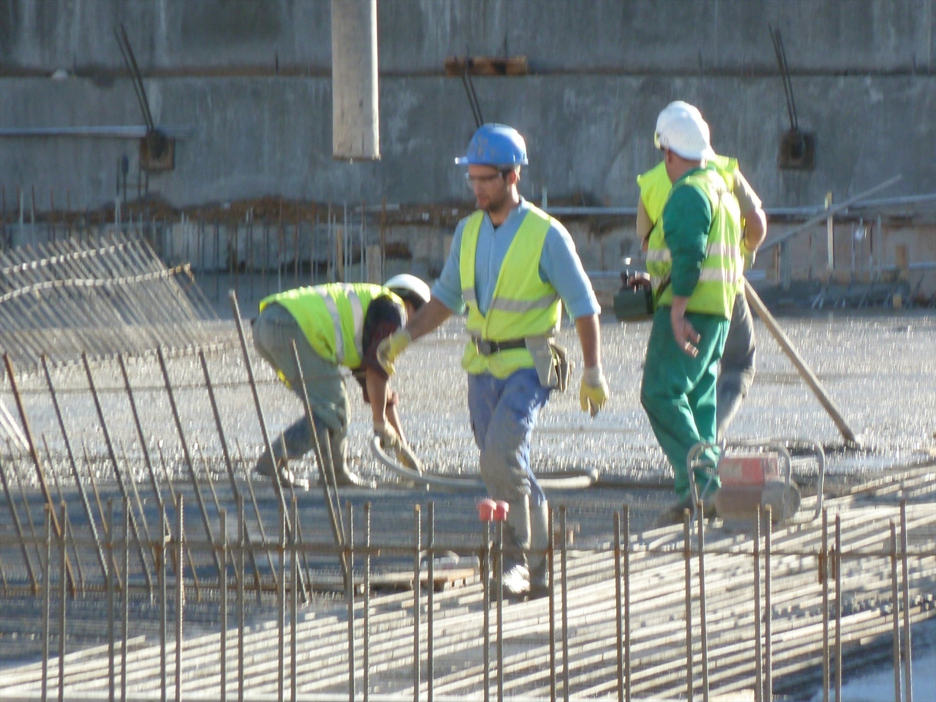 Industria, comercio y construcción buscan dejar atrás el estancamiento, aunque los analistas esperan una recuperación gradual y heterogénea (Foto Europa Press)