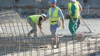 La construcción, al límite: alerta de retrasos, abandono de obras y riesgo de destrucción de empleo por el alza de costes