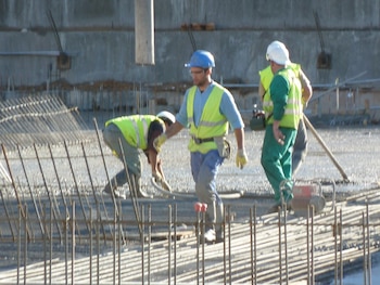 Albañiles trabajando en una obra.
