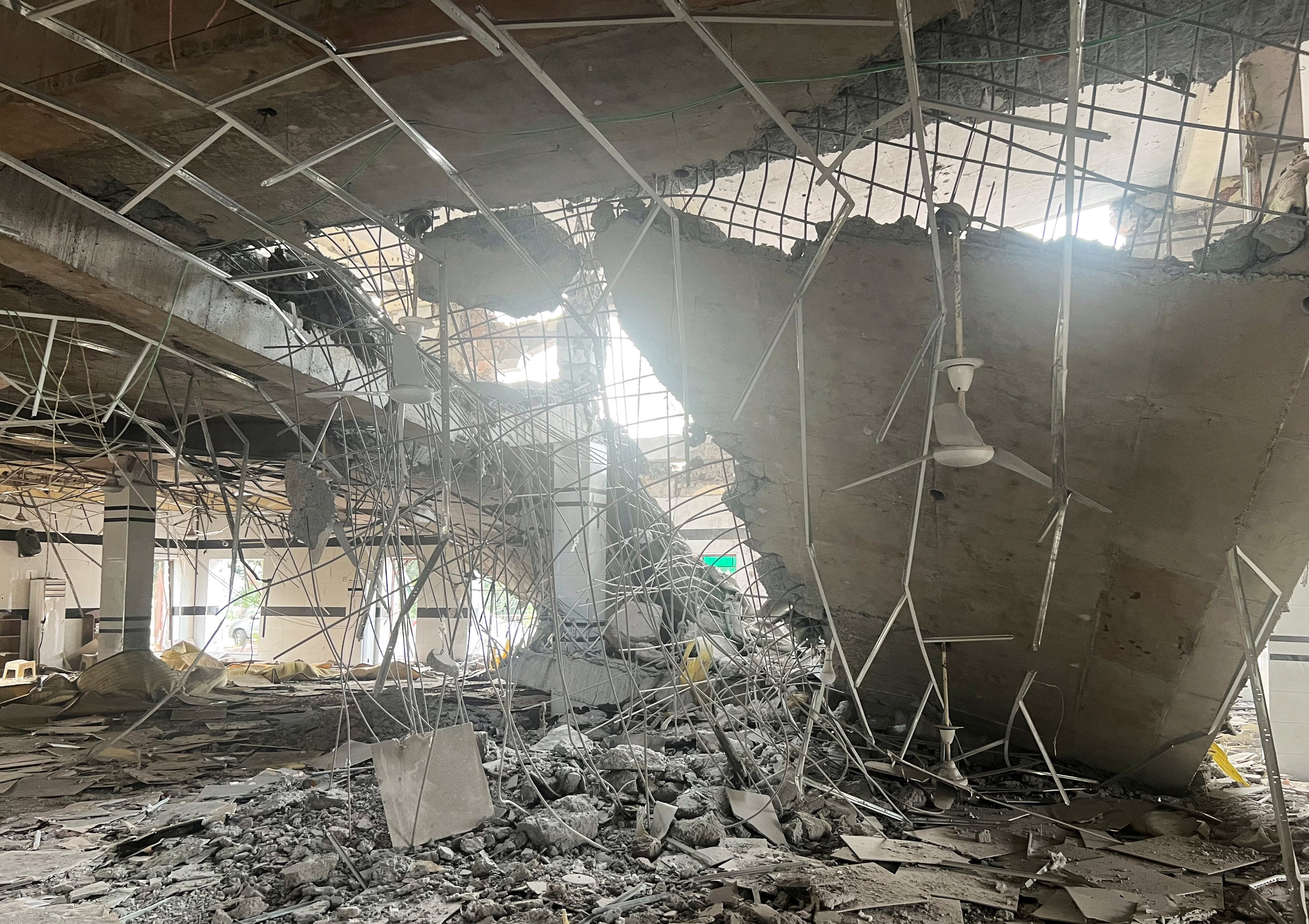 Daños en una mezquita alcanzada por un ataque indio en Muridke, cerca de Lahore, Pakistán, este 7 de mayo de 2025 (REUTERS/Gibran Peshimam)