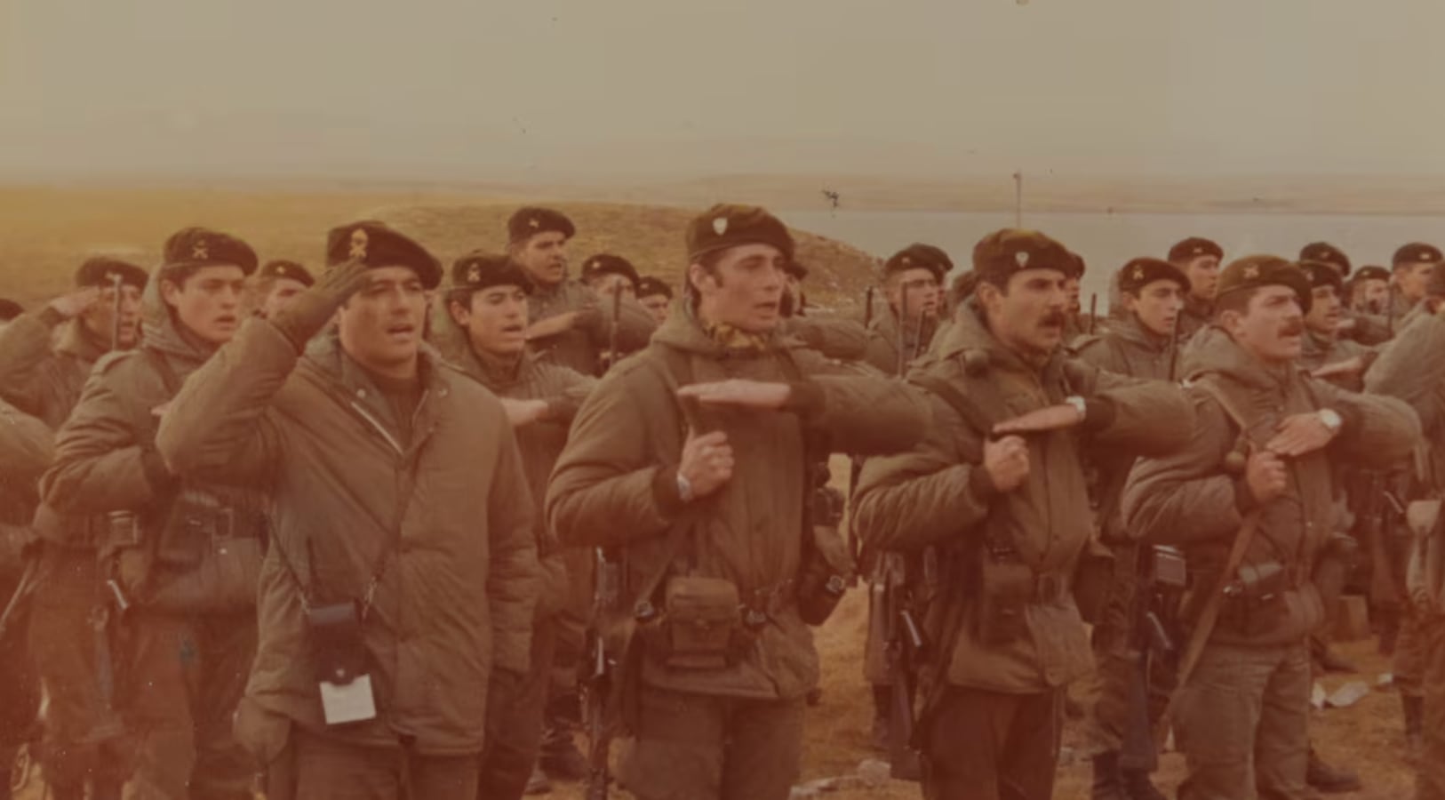 Además, había que ganarle al invierno. Por eso, en pocos días, se creó una Fuerza de Tareas Anfibia: hombres del Ejército y de la Armada, con buques y equipos de guerra, debían estar listos para desafiar las indómitas aguas del Atlántico en una audaz operación (Fotos: archivo DEF)