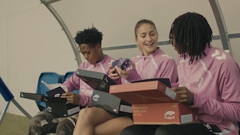 Liga F entrega botas a