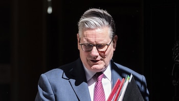 Starmer traslada a su gabinete su intención de seguir al frente del Gobierno pese a las presiones internas