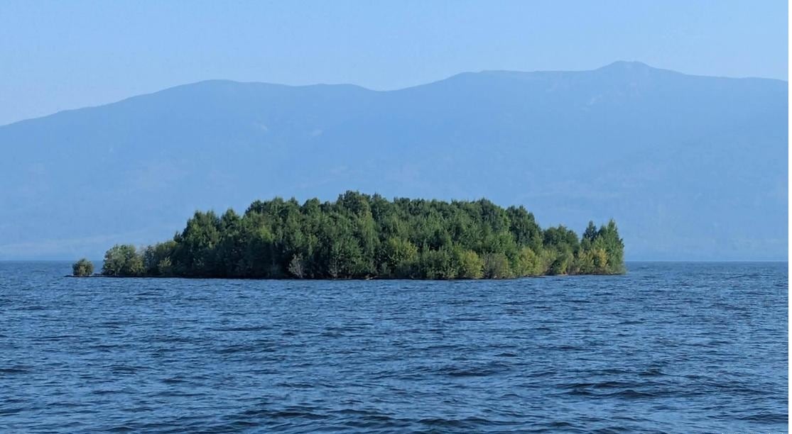 La formación de unos 70 por 140 metros fue registrada durante semanas en el embalse del norte de Columbia Británica (Facebook)