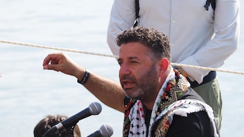 Un tribunal israelí extiende hasta el martes la detención del activista español de la Flotilla