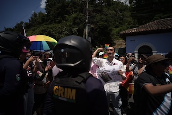 La Policía Nacional Civil y la policía municipal desplegaron operativos de seguridad que generaron tensión durante la marcha de la comunidad LGBTIQ+.(Cortesía: Prensa Comunitaria)