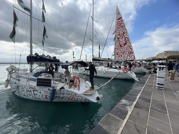Cerca de 175 activistas internacionales fueron trasladados a Tel Aviv tras el abordaje. Entre ellos, tres ciudadanos colombianos: Andrés Leonardo Castelblanco Jaime, Daniela Lisette Castillo Mogollón y Estefanía Gutiérrez Castañeda- crédito Europa Press