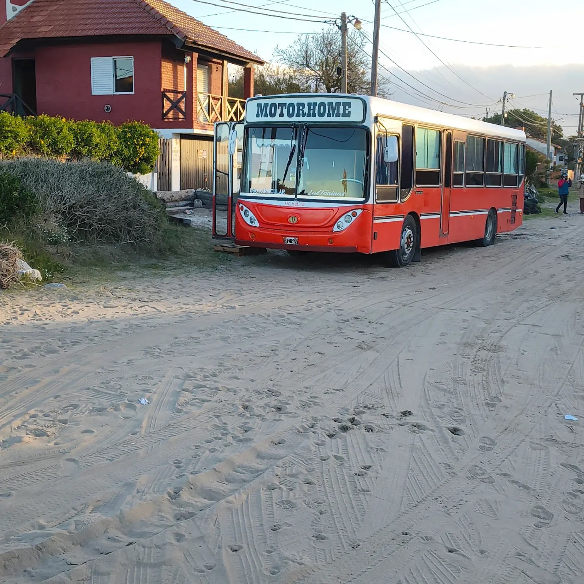 El micro escolar lo compraron en diciembre de 2025 y en enero de 2026 ya estaba homologado como motorhome