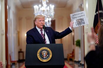 Trump con un ejemplar del