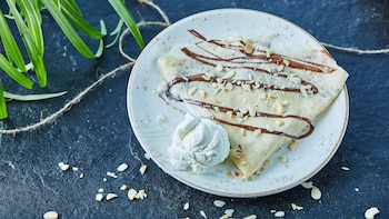 Crepes de chocolate con nata: un dulce de pocos ingredientes con un sabor casero