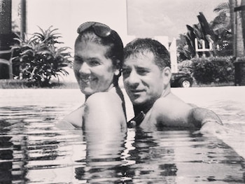 Liliana Salazar y su esposo,