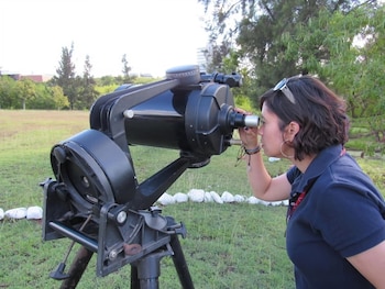 Las experiencias tempranas con la ciencia y la astronomía en el hogar despiertan vocaciones científicas en niñas hondureñas y fomentan su curiosidad por el conocimiento.