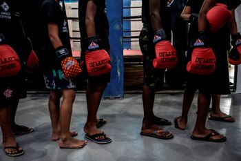 Un grupo de niños y