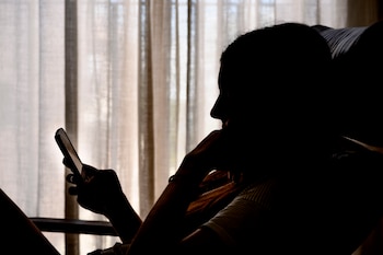 Una adolescente consulta una red social en su móvil en una imagen de archivo. EFE/ Raúl Caro