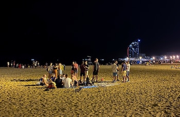 Los "botellones" de jóvenes en playas y calles se multiplican cuando llega la hora del cierre de bares (Reuters)