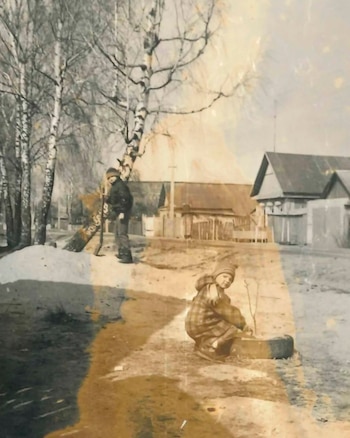 Natalia y su hermano en el campo familiar en Gomel, Bielorrusia