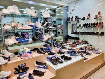 Se exhiben zapatos para la