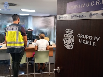 29/09/2023 Agentes de la Unidad contra Redes de Inmigración y Falsedad (UCRIF).
SOCIEDAD
POLICÍA NACIONAL