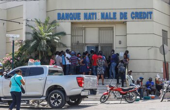 Foto de archivo: Un grupo de personas forma fila afuera de un banco que cerró varios días debido a la violencia en Puerto Príncipe, Haití (AP/Odelyn Joseph)