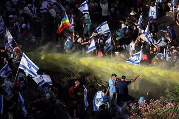 La policía usa cañones con