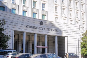 Fachada del Ministerio de Defensa donde se ha recibido un paquete bomba, a 1 de diciembre de 2022, en Madrid. (A. Pérez Meca /Europa Press)