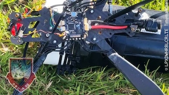 El dispositivo, adaptado con fibra óptica para eludir inhibidores electrónicos, fue detectado en la localidad de Kennedy junto al río Bogotá - crédito Suministrada a Infobae Colombia