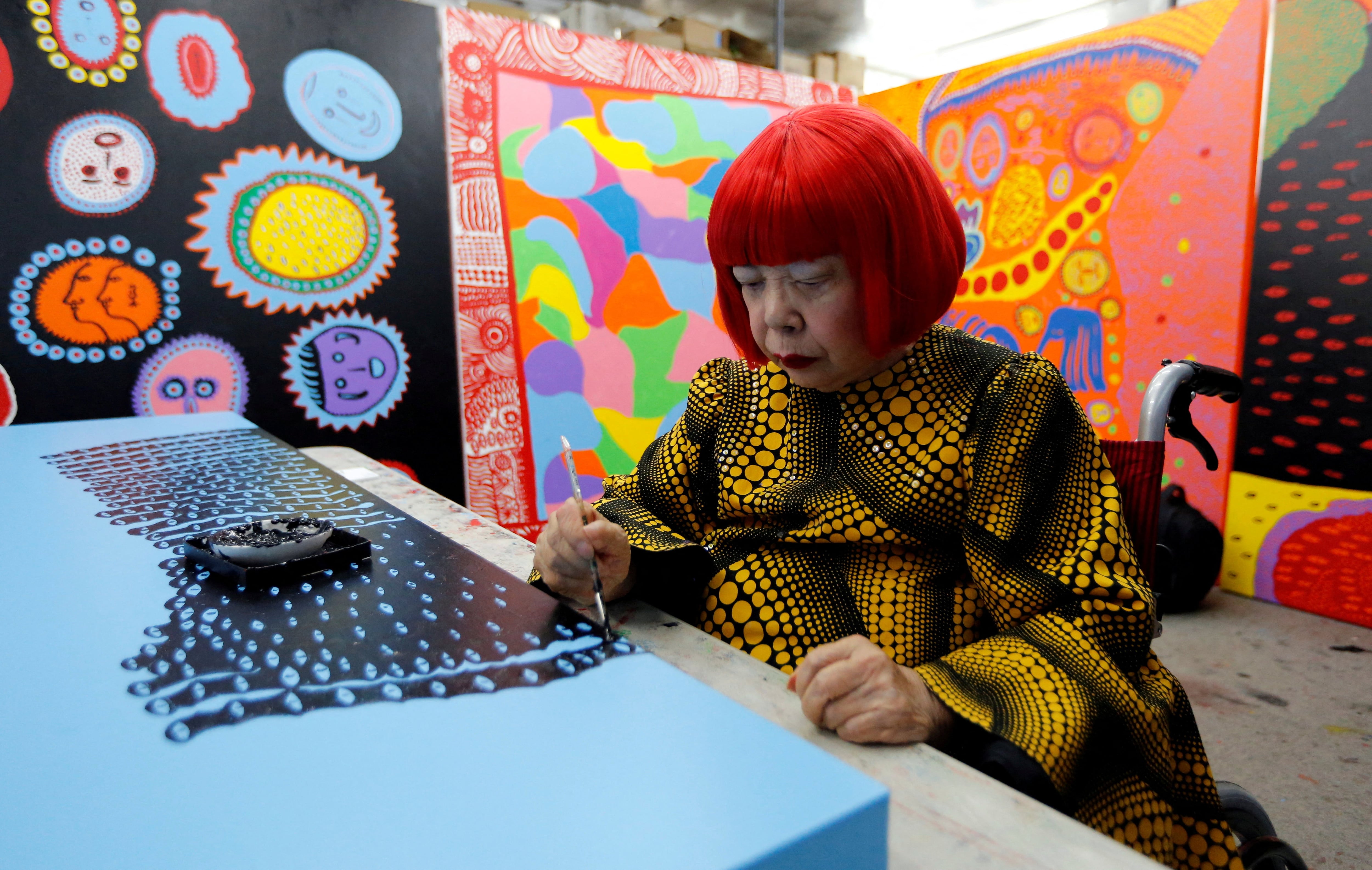 Kusama en su taller de Tokio, la ciudad a la que regresó a principios de los años setenta y donde vivió la mayor parte de su vida, entre el sanatorio privado donde se internó voluntariamente y el estudio donde siguió produciendo obra hasta el final (Foto: REUTERS/Toru Hanai/archivo)