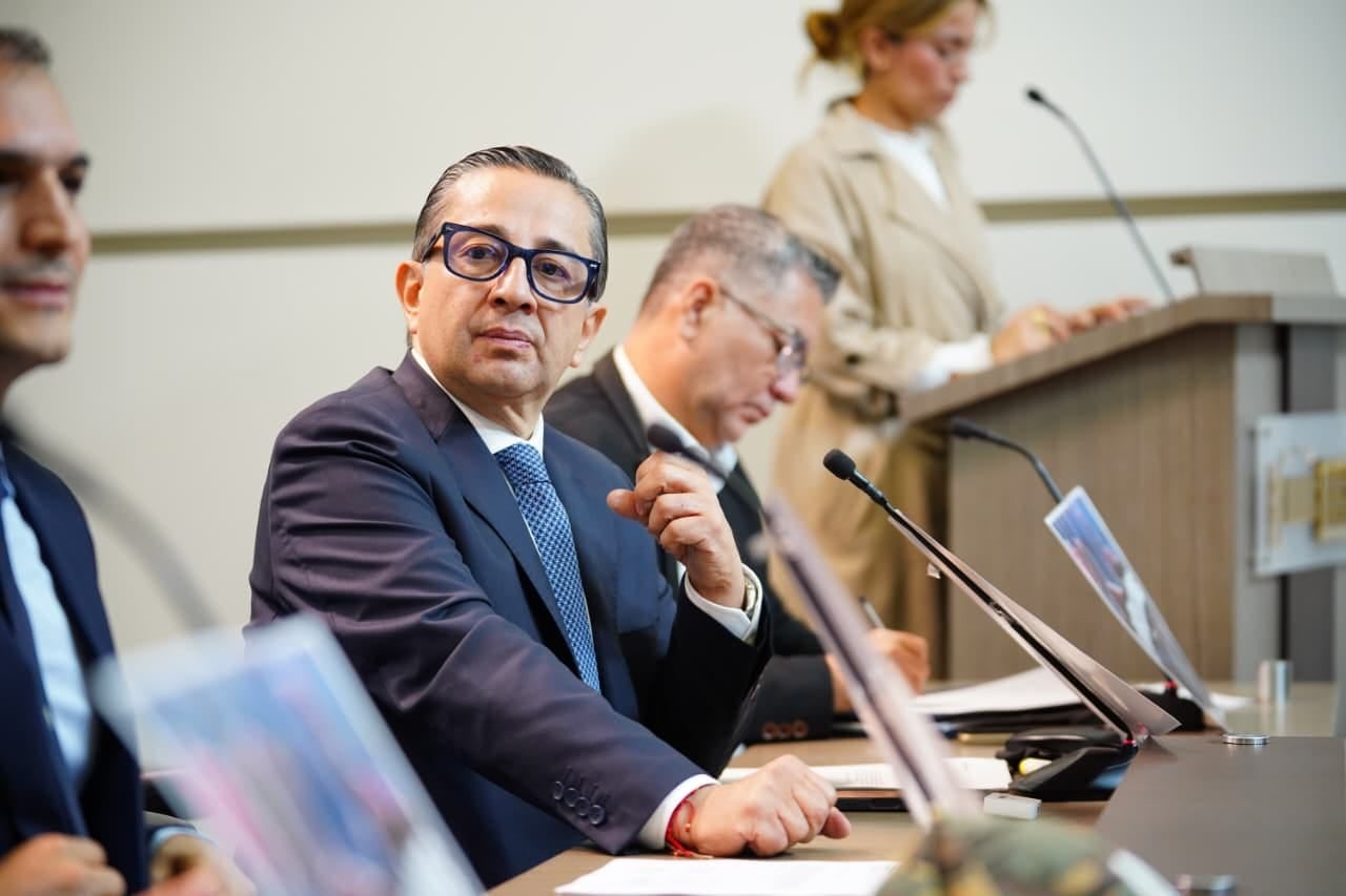 El representante a la Cámara Julio César Triana defendió un proyecto de ley que busca crear un tipo penal con condenas de cuatro a ocho años de prisión para quienes oculten su identidad y cometan actos vandálicos durante protestas en Colombia - crédito Cámara de Representantes