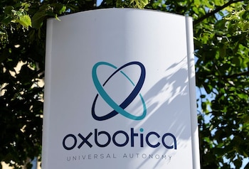 FOTO DE ARCHIVO: El logo de Oxbotica, una firma de tecnología de vehículos autónomos, en la sede de su empresa en Oxford, Reino Unido, 27 de junio de 2019. REUTERS/Toby Melville