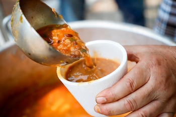 Un cocinero sirve hoy jopara,