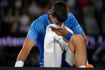 Novak Djokovic durante el partido contra Enzo Couacaud por la segunda ronda del Abierto de Australia, el jueves 19 de enero de 2023, en Melbourne. (AP Foto/Aaron Favila)