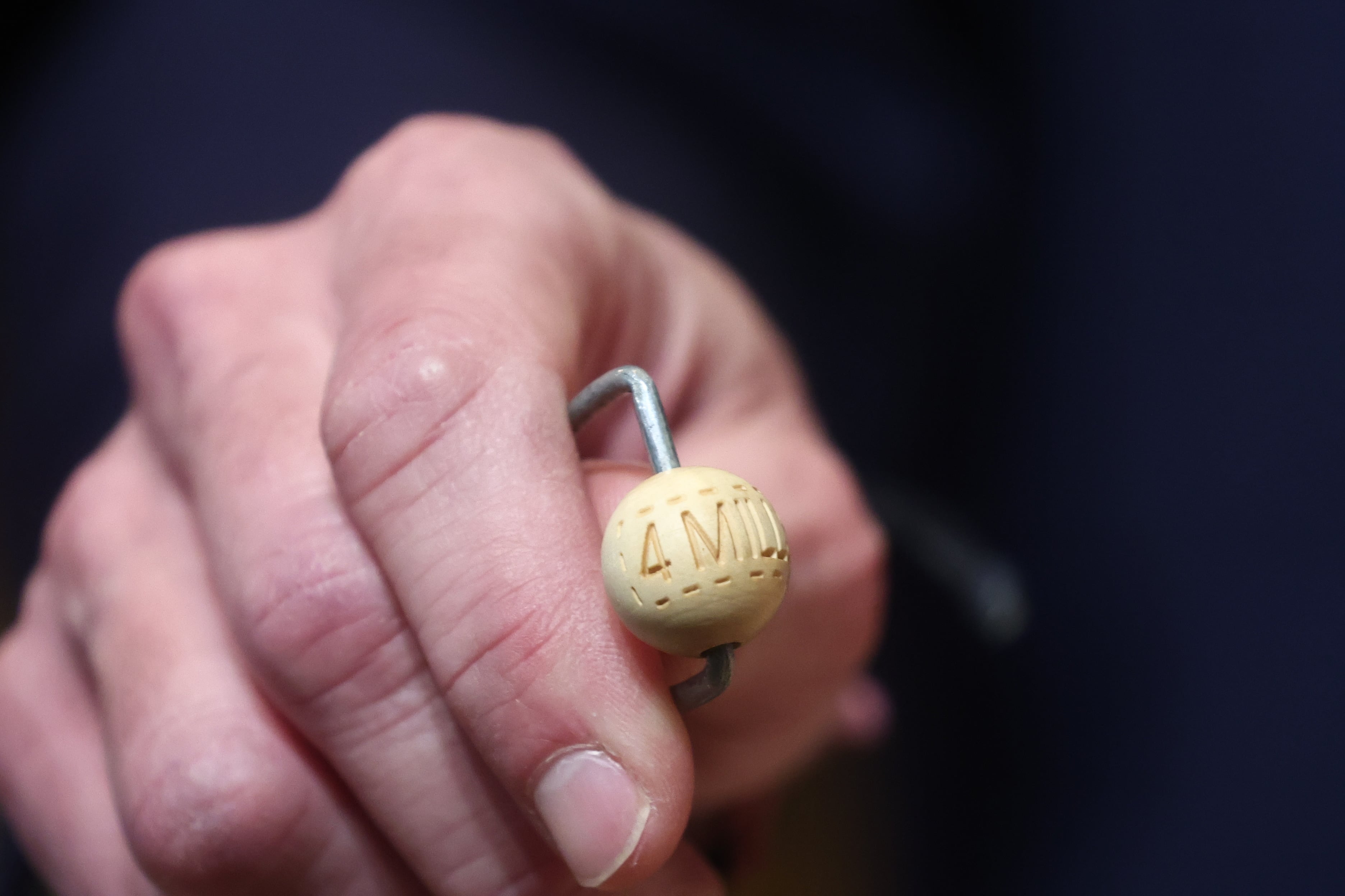 Bola con el Gordo de la Lotería de Navidad de 2025. (Eduardo Parra/Europa Press)