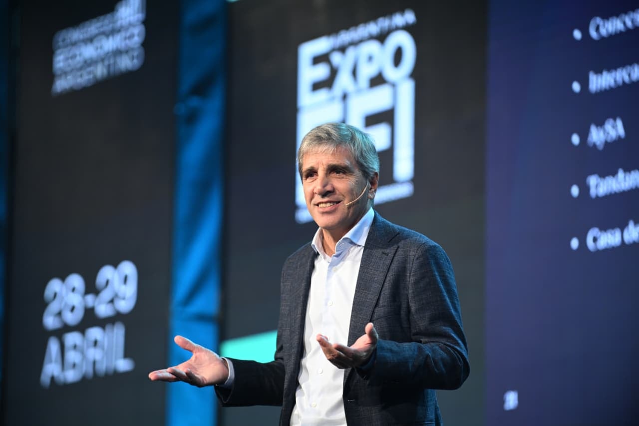 El ministro de Economía, Luis Caputo, sostuvo que en marzo sectores que venían rezagados mostraron signos positivos.