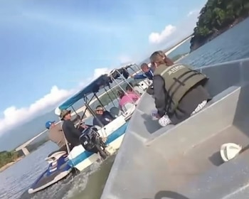 Familia oriunda de San Gil fue hallada sana y salva tras pasar la noche a la deriva en el embalse de Topocoro - crédito @Gatotwitero1/X