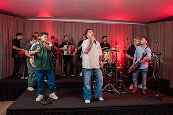 Los Totora y Santiago Aysine interpretaron “Un día sin ti” en el primer show musical de la noche