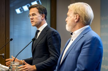 El primer ministro holandés Mark Rutte y Jaap van Dissel, director del Instituto Nacional de Salud Pública de los Países Bajo (Lex van LIESHOUT / ANP / AFP)