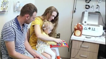 Una niña con su implante