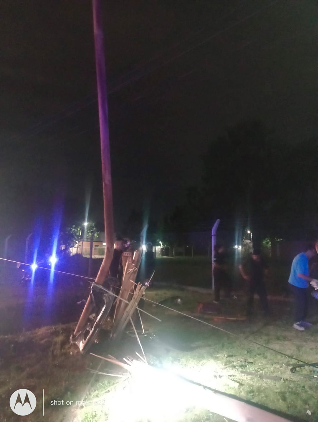 El 208 chocó de frente contra la camioneta y también contra un poste de luz