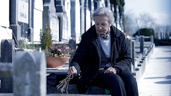 Bittori, junto a la tumba