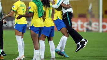 Entrenadora de Brasil emocionada por