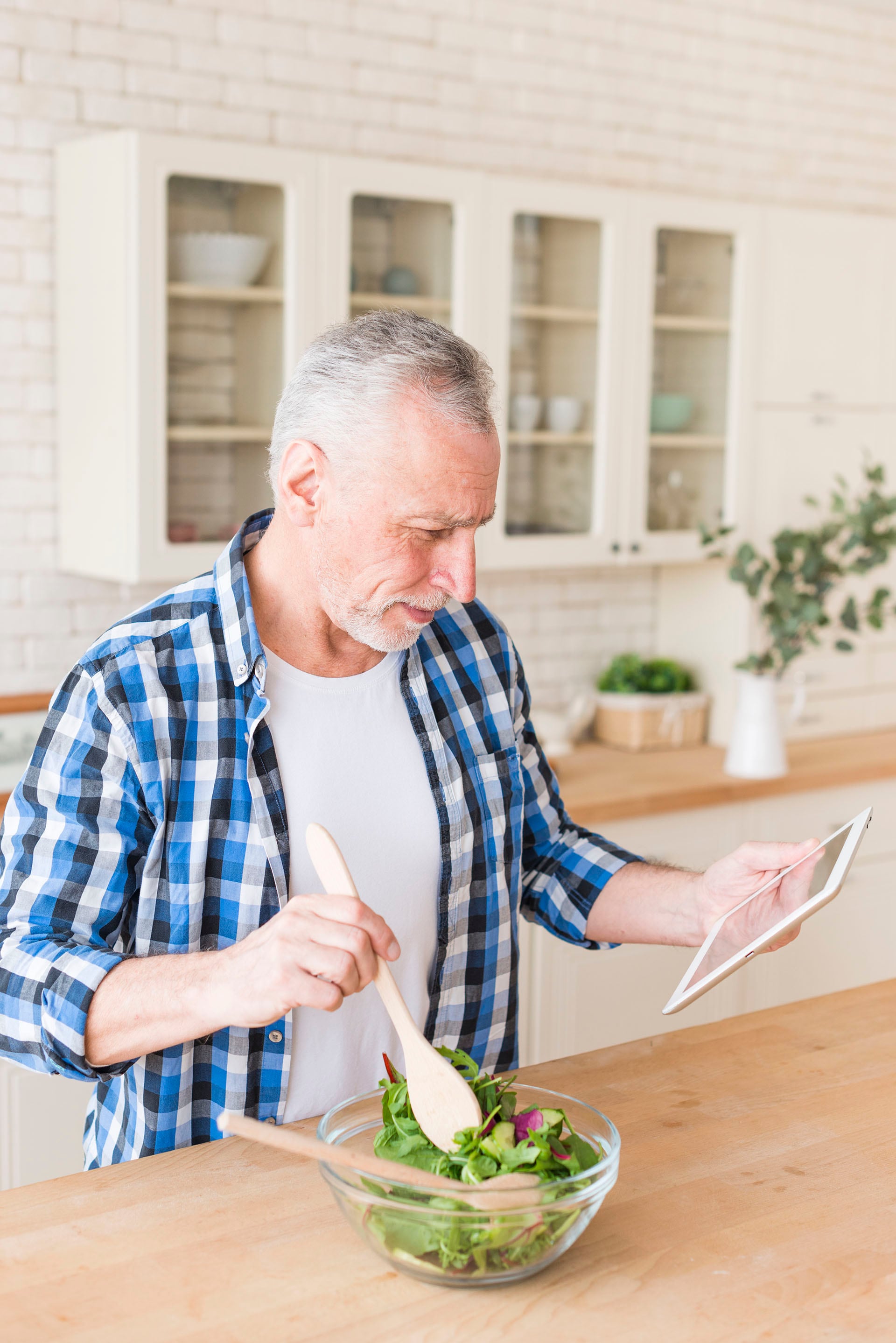 Los vegetales de hoja verde, como la espinaca, contribuyen a mantener la agudeza mental con el paso de los años (Freepik)
