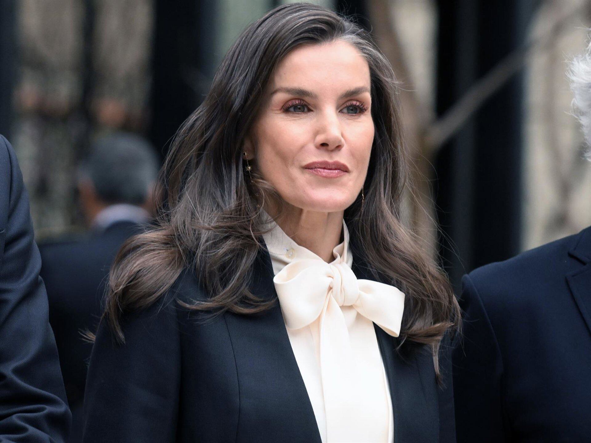 La Reina Letizia, sofisticación en estado puro con blusa romántica con maxi lazada y traje nuevo sin solapas