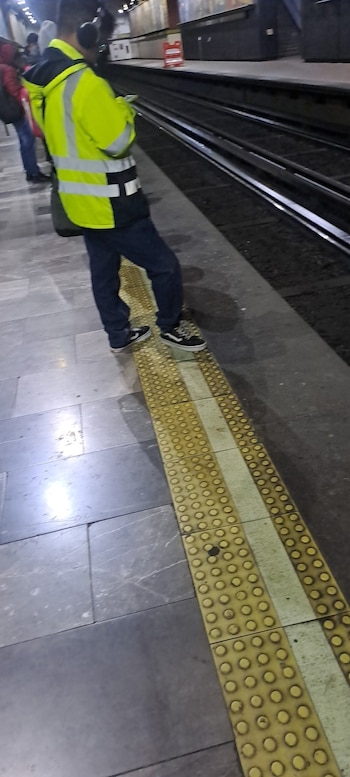 Línea 3 presenta un retraso