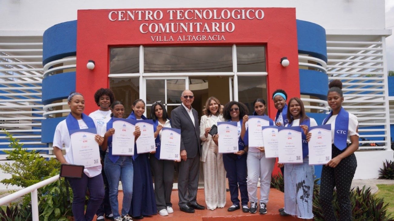 La sede de los Centros Tecnológicos Comunitarios de Villa Altagracia certificó a 100 niñas y adolescentes tras completar formación en tecnología durante el Día Internacional de las Niñas en las TIC. (Cortesía Gobierno de República Dominicana)