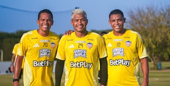 Carlos Bacca junto a otras