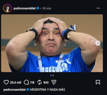 Primer plano de Diego Maradona con camiseta azul, con las manos sobre su cabeza, relojes y pulseras en sus muñecas, y tatuajes en sus brazos