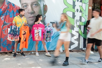 Remeras coloridas y chalecos customizados,