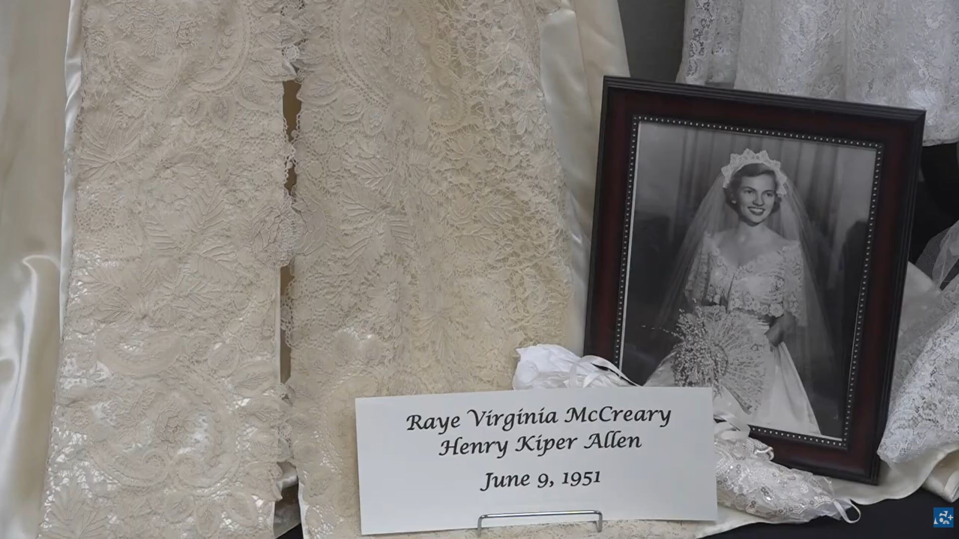 El valor sentimental de los vestidos se refleja en detalles como el recibo original de tela e hilos conservado por una familia. (Imagen Ilustrativa Infobae)