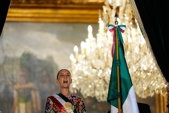 La presidenta de México, Claudia Sheinbaum, hace el grito anual desde el balcón del Palacio Nacional para iniciar los festejos del Día de Independencia en el Zócalo, la plaza principal de Ciudad de México, el martes 15 de septiembre de 2026. (AP Foto/Fernando Llano)