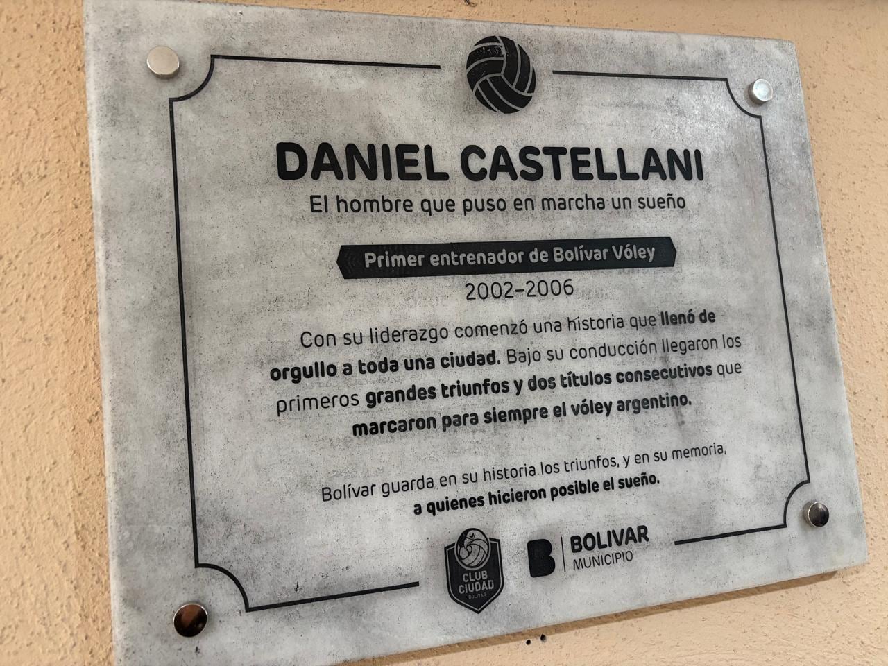 La placa con la que Bolivar homenajeó a Castellani